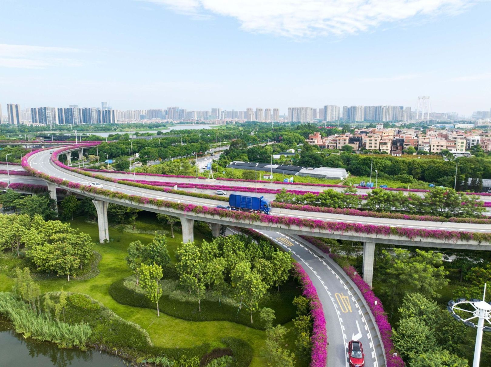 清晨的互通大桥，处处显示着蓬勃的生机与活力。（摄影：王经纬）