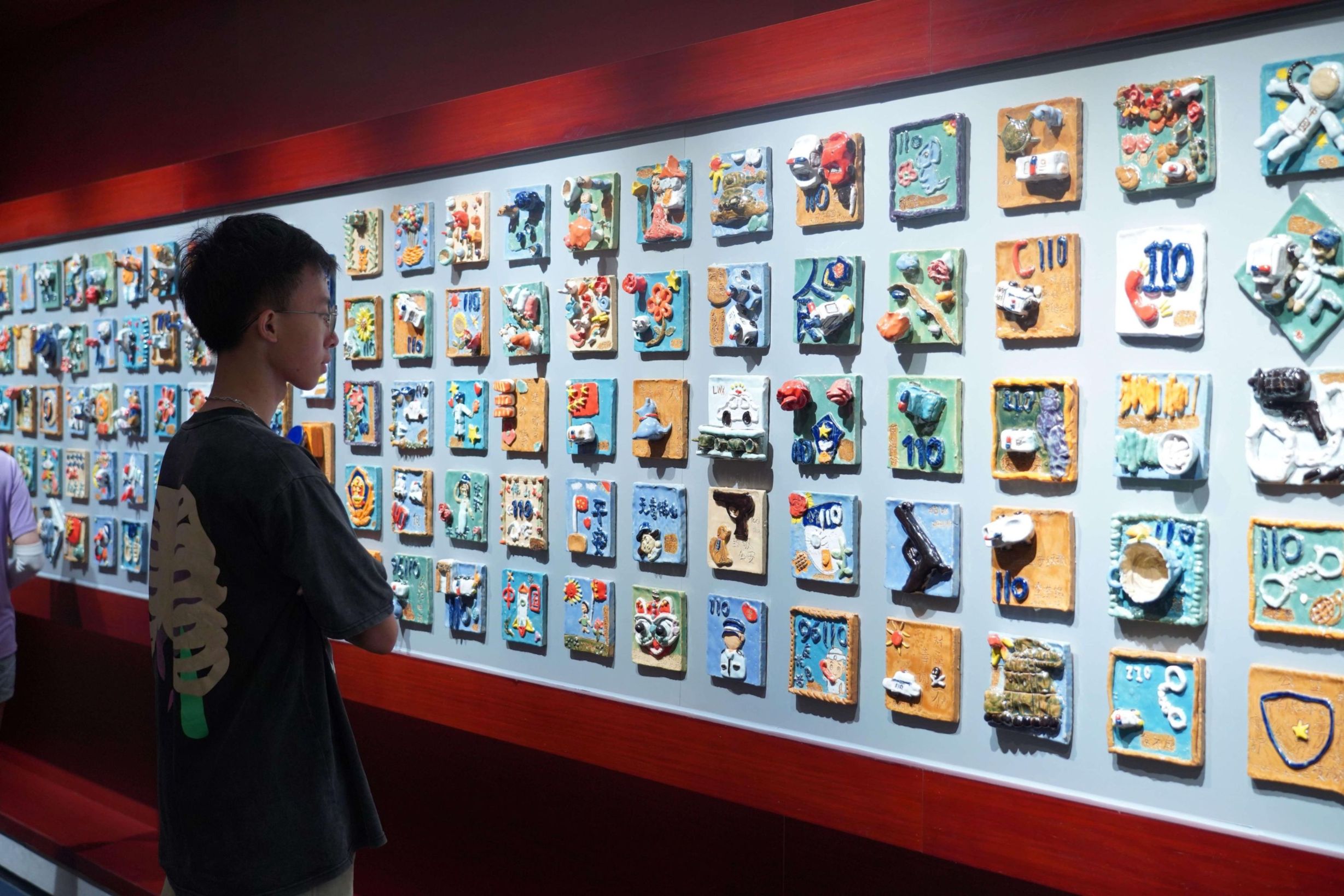 带着对警察叔叔的美好期许，小朋友们制作出一件件精美的陶瓷手工。