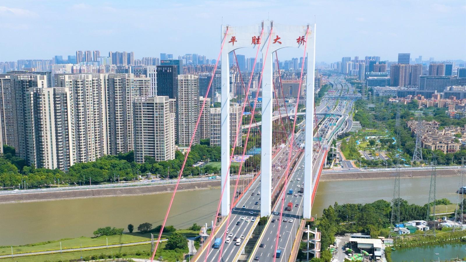 2.平胜大桥目前是世界上跨度最长的单跨单塔双幅四索面自锚式悬索桥，引桥与桥身长达3.2公里，桥身长达680米。(摄影：王经纬)