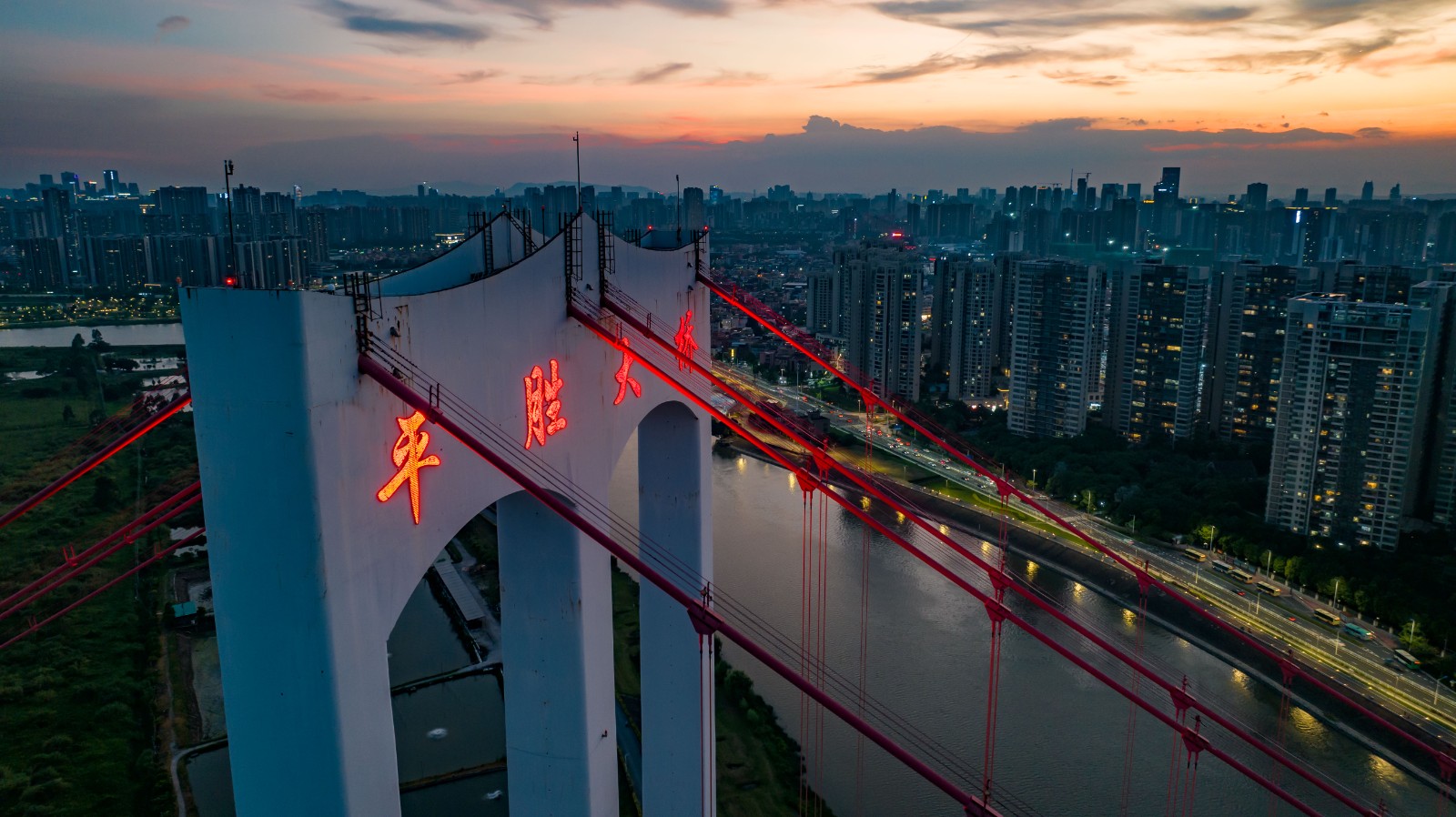 6.黑夜白昼，平胜大桥都在为司乘提供着舒适便捷的出行体验。(摄影：王经纬)