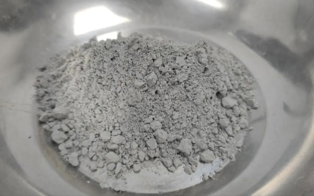 佛山市交通科技有限公司自主研发的土壤固化生态胶结料呈灰色粉末质地