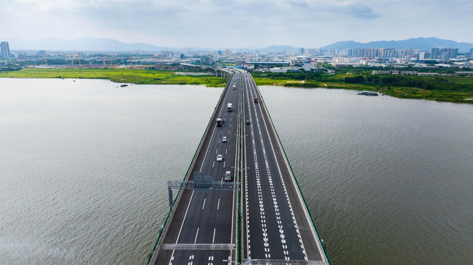 3.北江大桥串联起绿水青山和城市建设新景观，给过往司乘带来绝美的视觉享受。摄影：王经纬