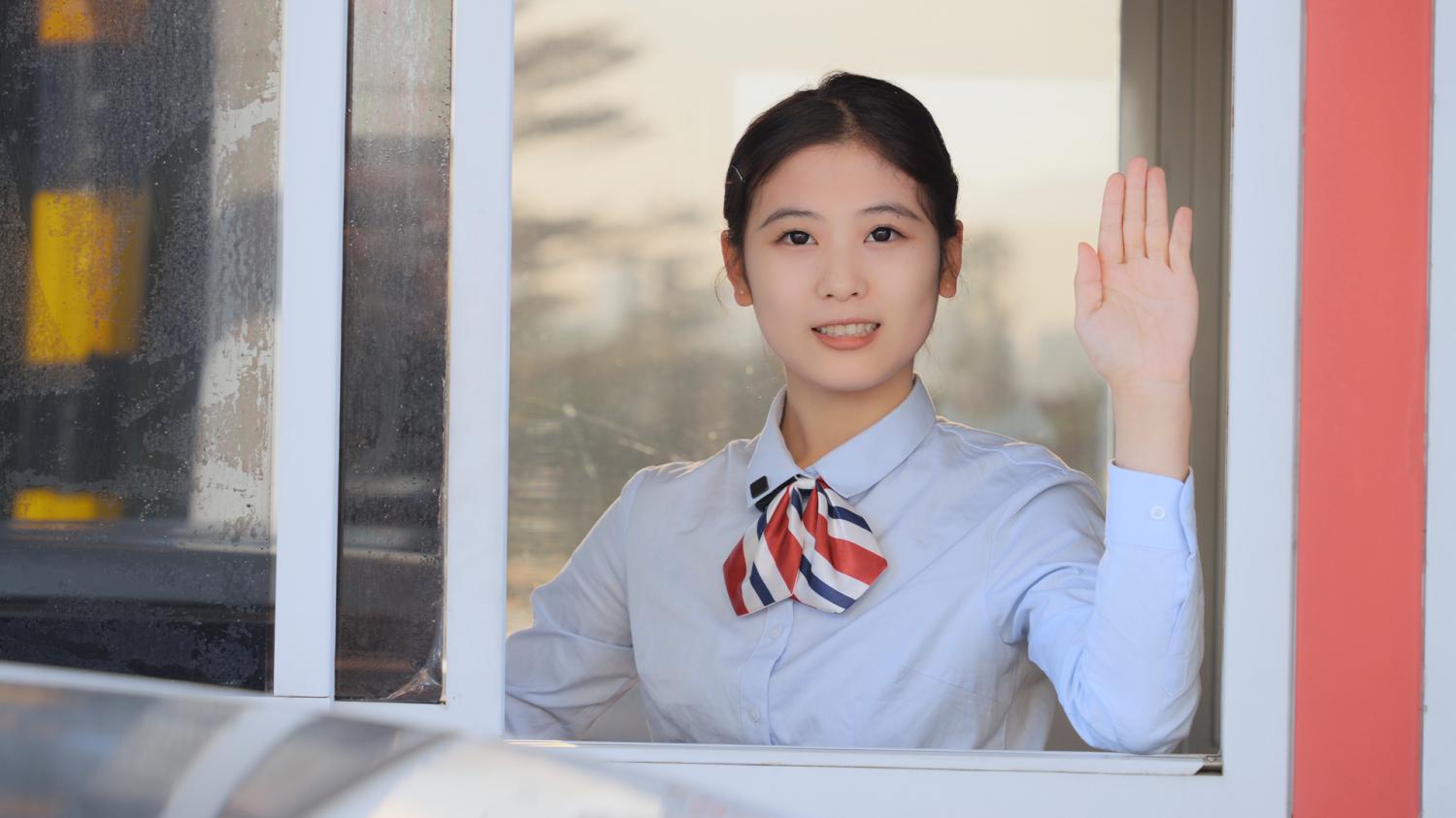 6.扎根三尺岗亭，不忘初心、微笑服务。摄影：温思敏