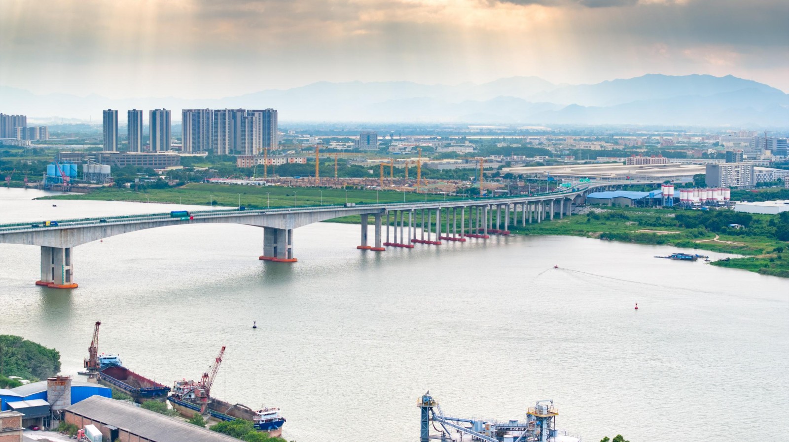 2.黄昏下的北江大桥，游龙一般曲折蜿蜒在北江两岸，进一步加强了广佛肇三市、珠三角核心区域与我国西南地区的互通互联。摄影：王经纬