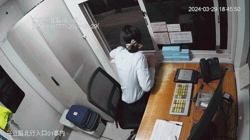 黄娟呼喊失控车辆（压缩）