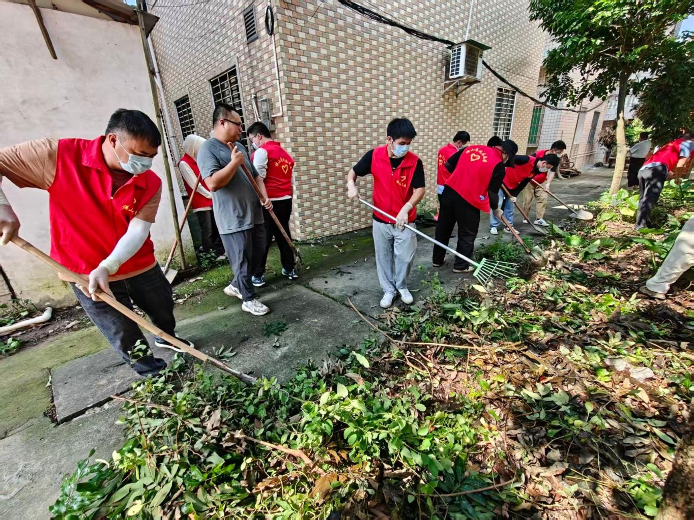 1.蚊媒防控青年突击队按照市疫情防控指挥部的工作部署，在社区开展疫情防控工作。